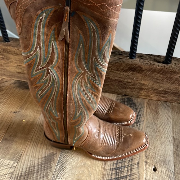 Women’s size 8 beautiful Ariat cowboy boots. Hardly worn. - Picture 2 of 3